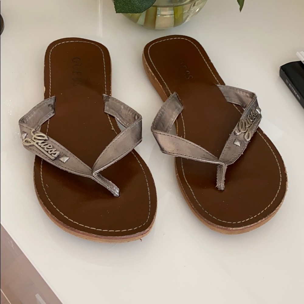 ⏬PRICE DROP⏬💖Guess sandals!!